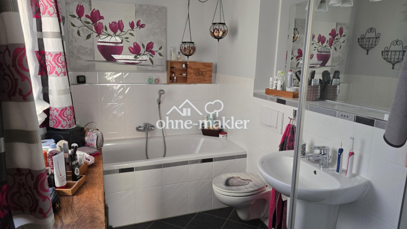 Bad mit Dusche und Wanne
