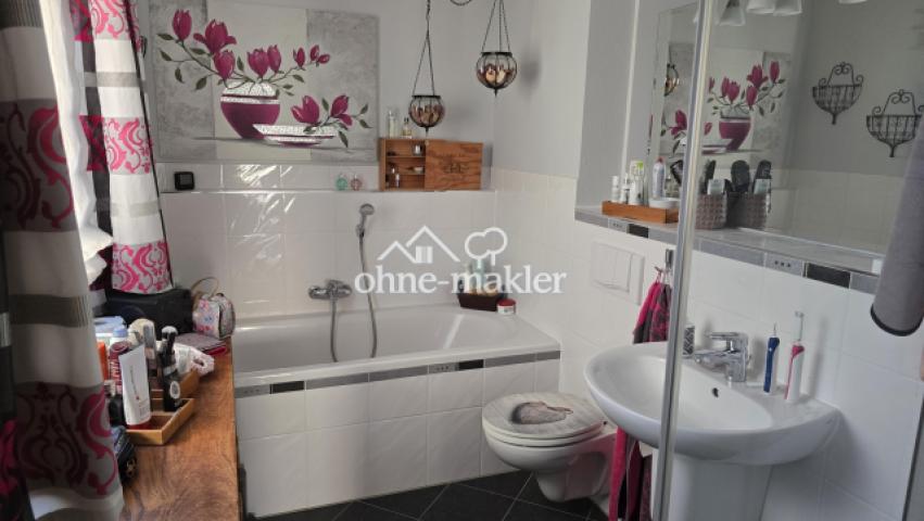 Bad mit Dusche und Wanne