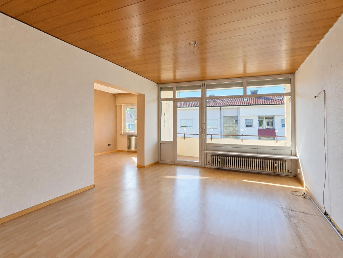 Wohnzimmer mit Balkonzugang
