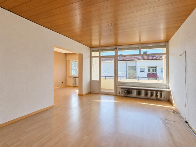 Wohnzimmer mit Balkonzugang