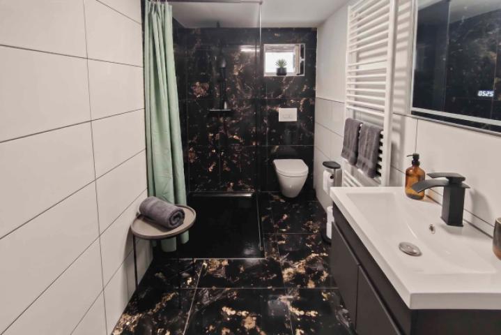 Nebenhaus Badezimmer