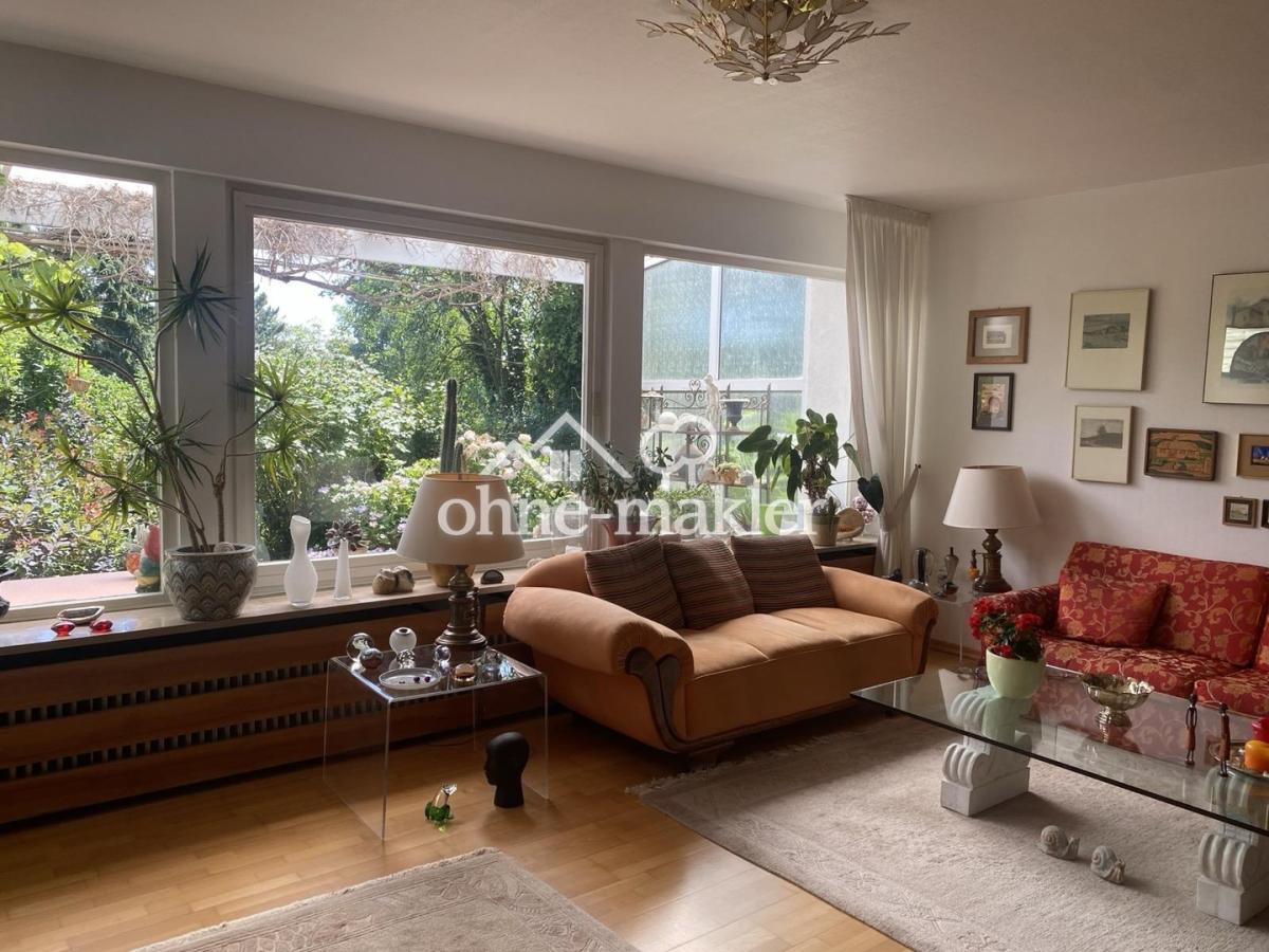 Wohnzimmer mit Gartenblick