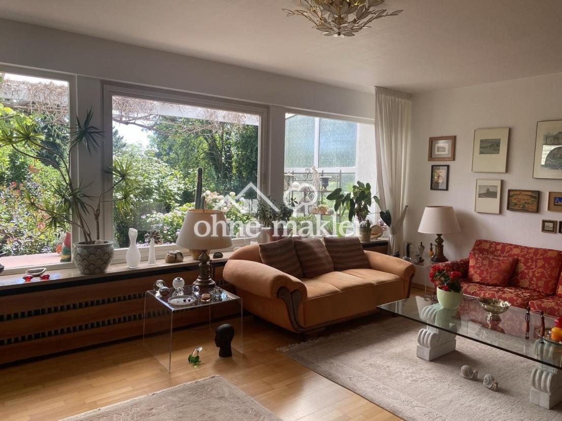 Wohnzimmer mit Gartenblick
