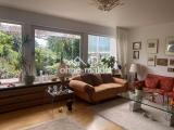 Wohnzimmer mit Gartenblick