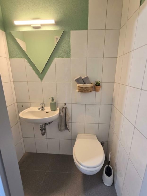 links- (3) Gäste WC