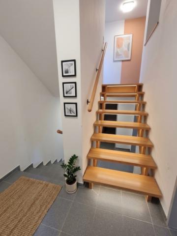 rechts - (2) Treppe