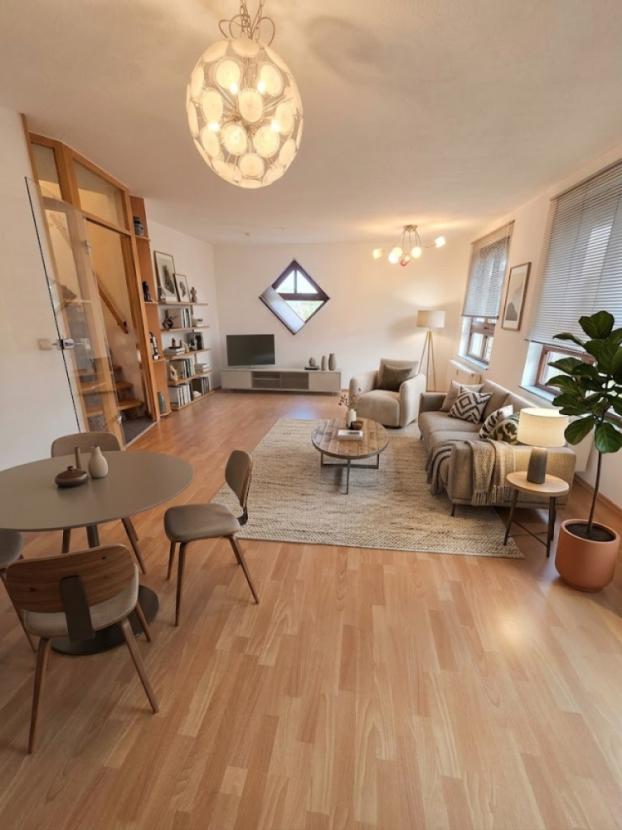 links- (6) Wohnzimmer