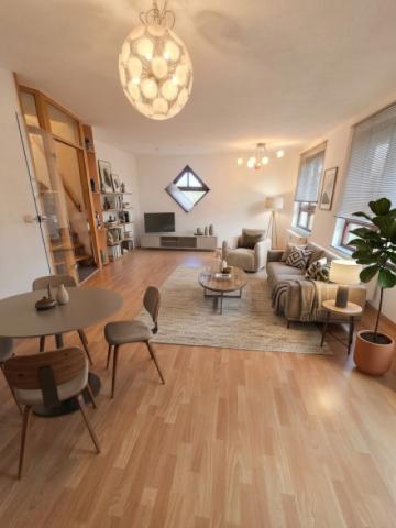 links- (6) Wohnzimmer