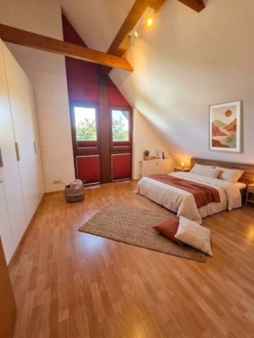 links- (8) Schlafzimmer