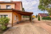 Carport und Auffahrt