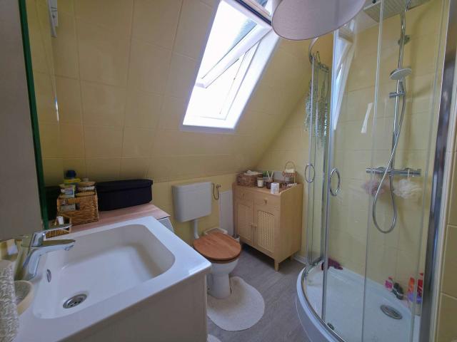 Tageslichtbad mit Dusche und W