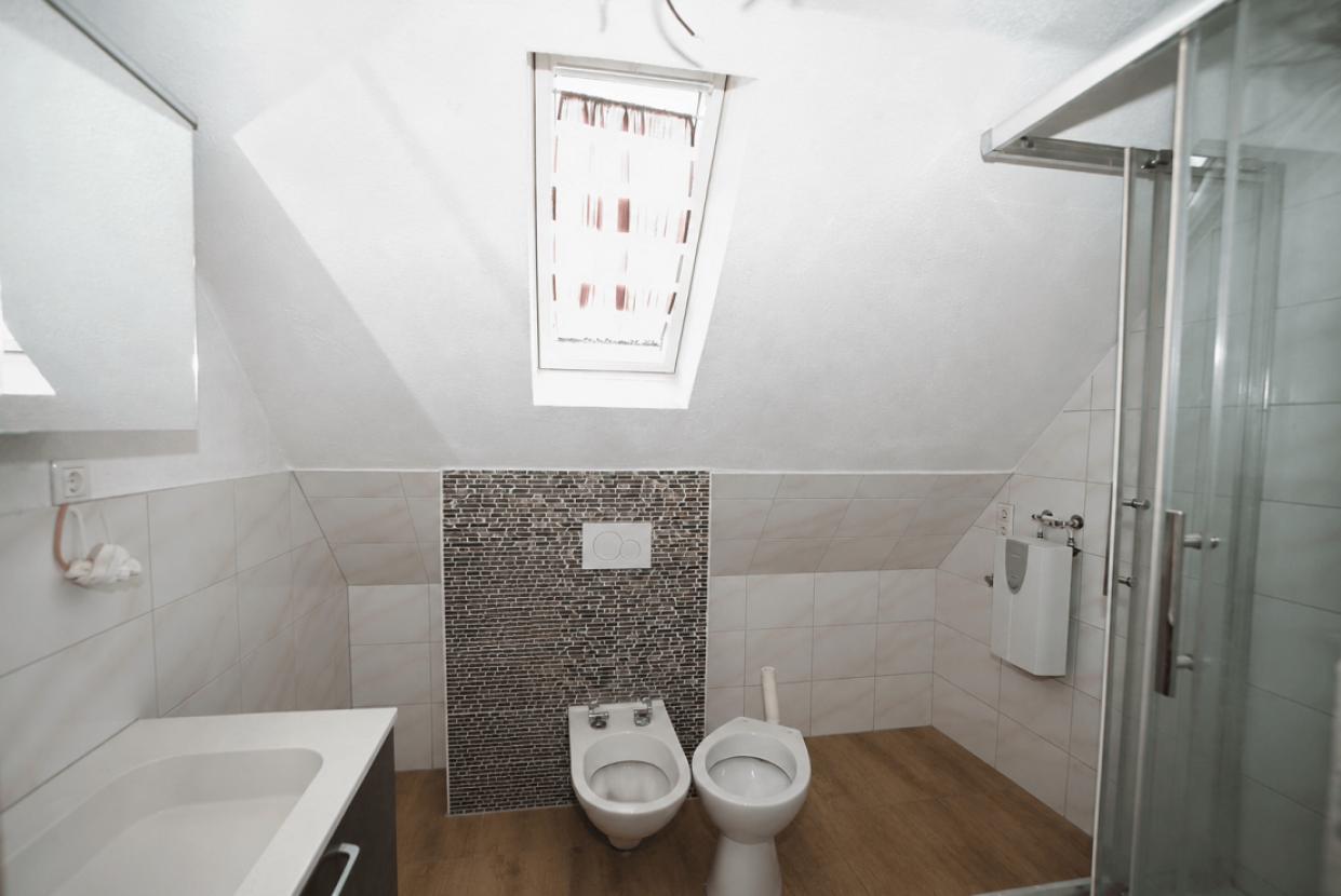 Tageslichtbad mit Dusche und W