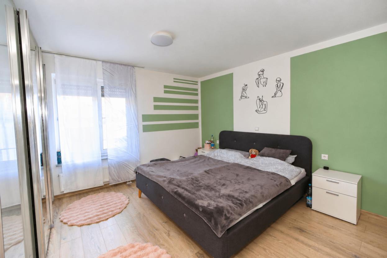Schlafzimmer mit sanften grünen Wandformen-7