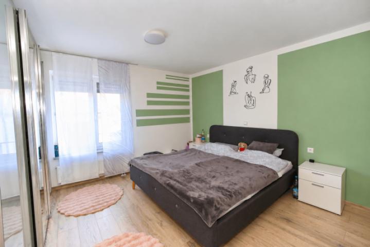 Schlafzimmer mit sanften grünen Wandformen-7