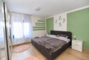 Schlafzimmer mit sanften grünen Wandformen-7
