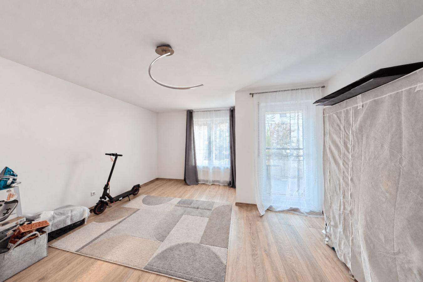 Zweites Schlafzimmer mit Balkontür-8
