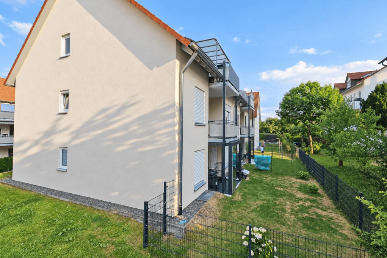 Gartenansicht mit Pool und Trampolin-4