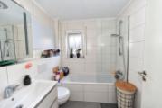 Helles Badezimmer mit Milchglasfenster-9