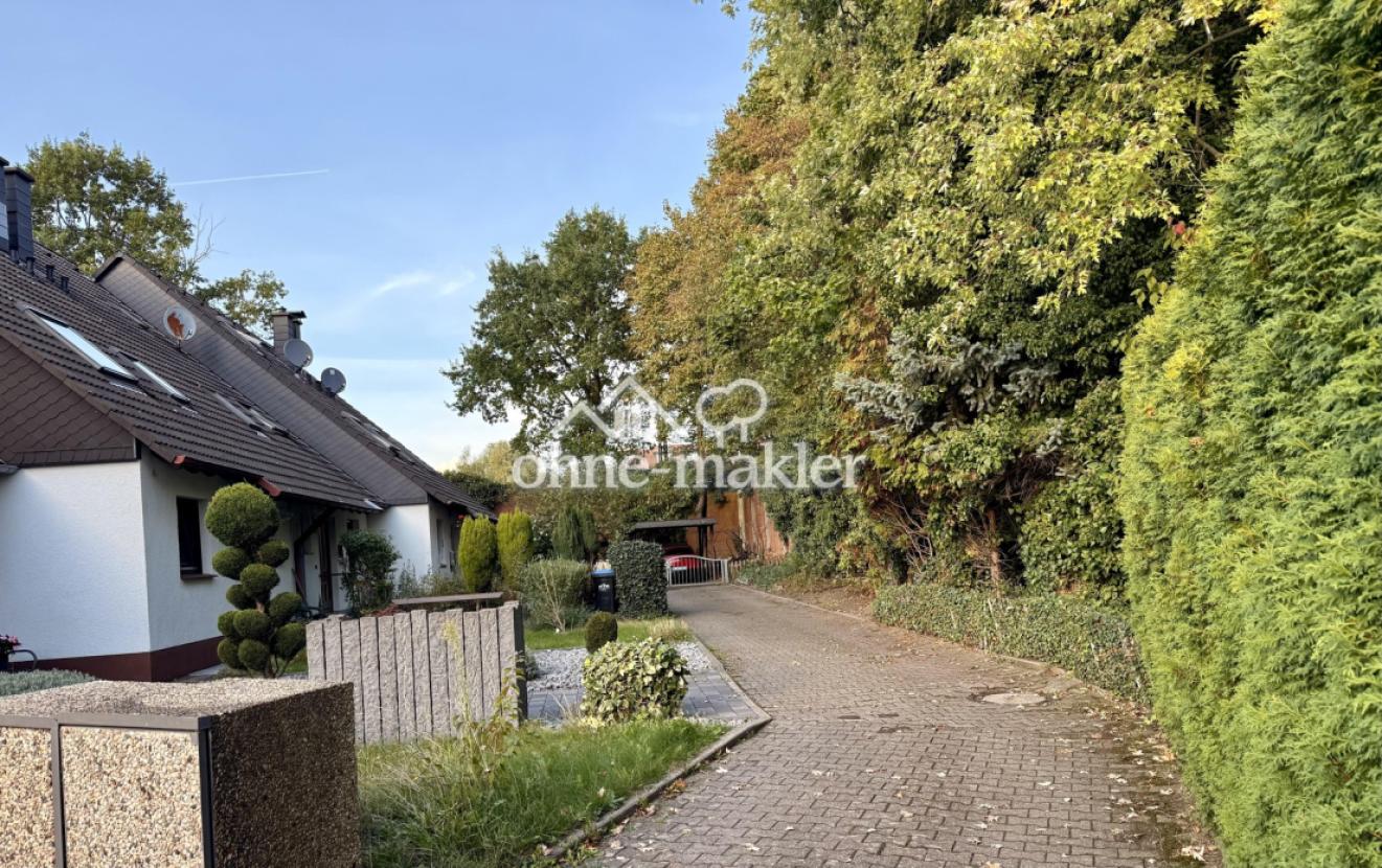 Ruhiger, begrünter Privatweg