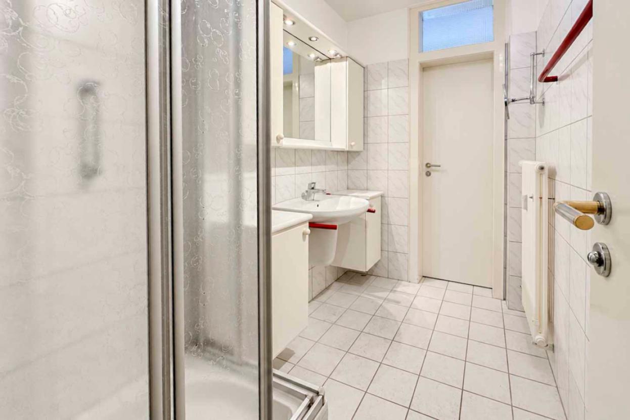 Badezimmer mit zwei Eingänge_