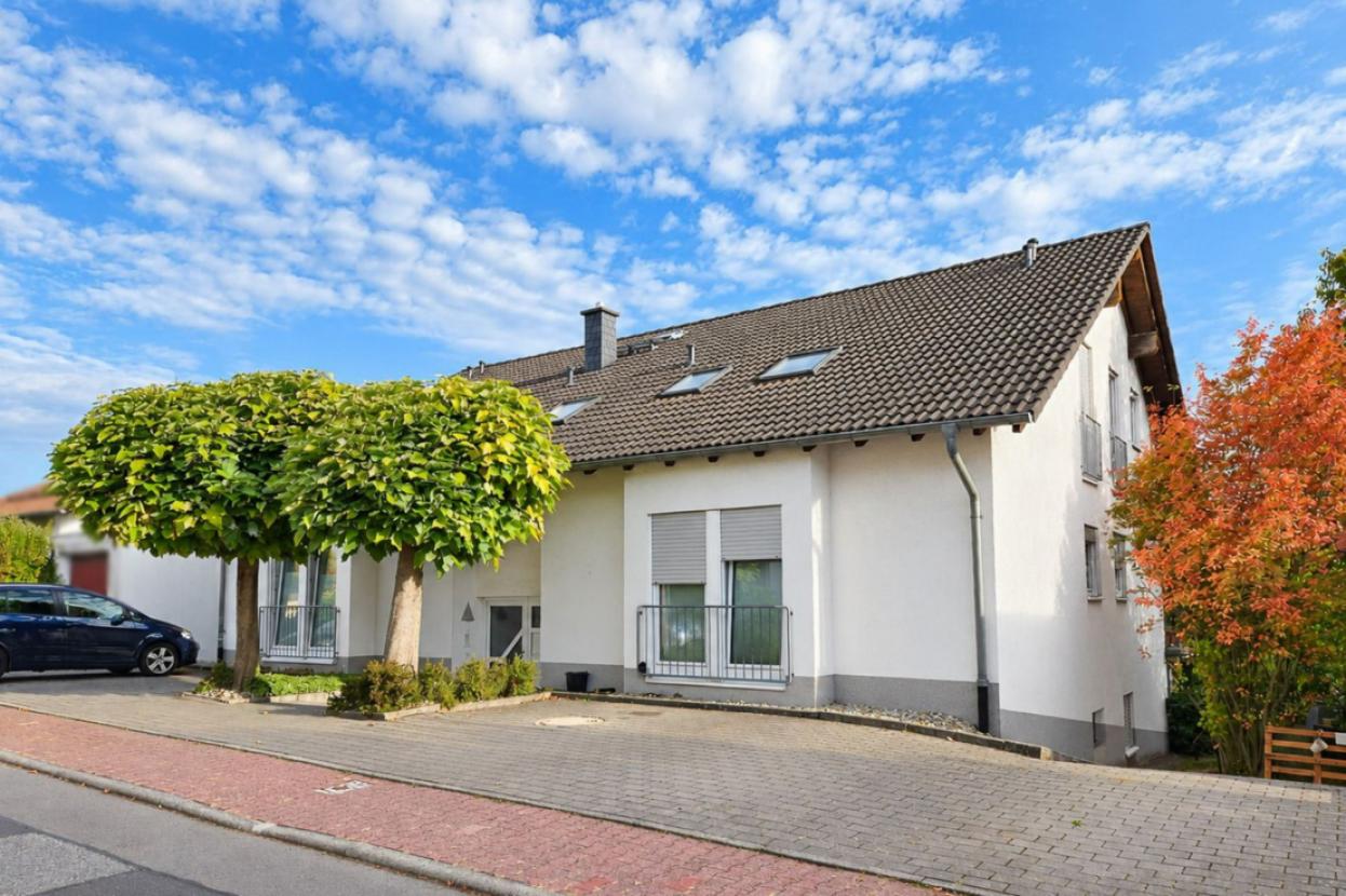 Seitenansicht_Haus_Stellplaetze