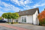 Seitenansicht_Haus_Stellplaetze