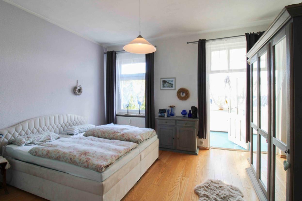 Schlafzimmer mit Ensuitebad und Loggia