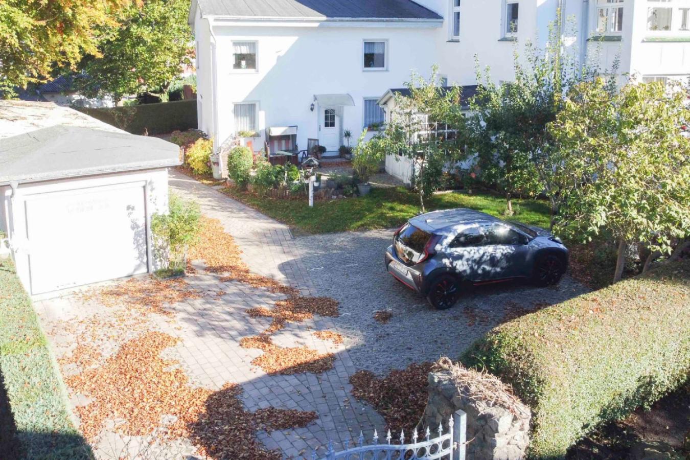 Innenhof mit Stellplätzen