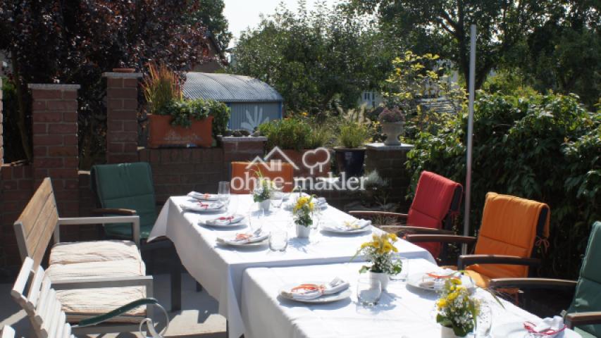 große Festtafeln auf Terrasse 