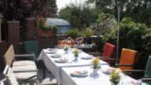 große Festtafeln auf Terrasse 