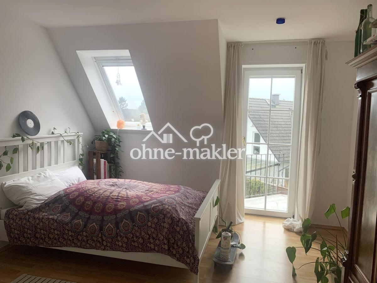 Schlafzimmer mit Balkon im 1.O