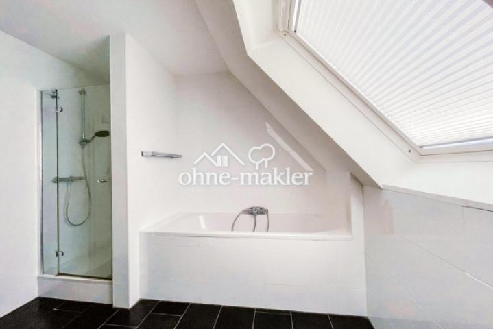 Bad mit Badewanne und Dusche