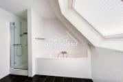 Bad mit Badewanne und Dusche