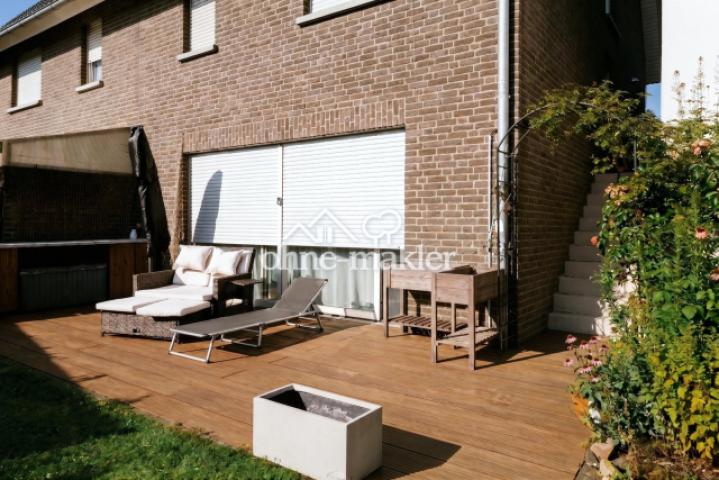 Große Terrasse mit viel Sonne