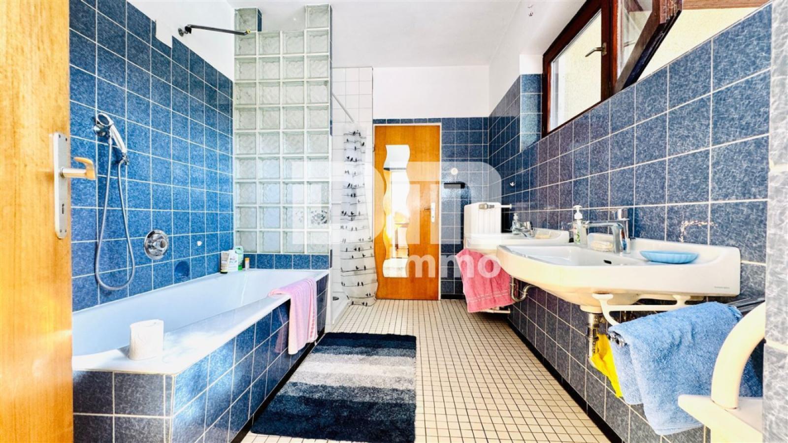 EG Badezimmer / Dusche / Wanne / Zugang Waschküche