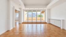 Helles Loft-Wohnzimmer mit Terrassentüren