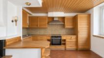 Renovierte Retro-Holzküche mit Terrakottaboden