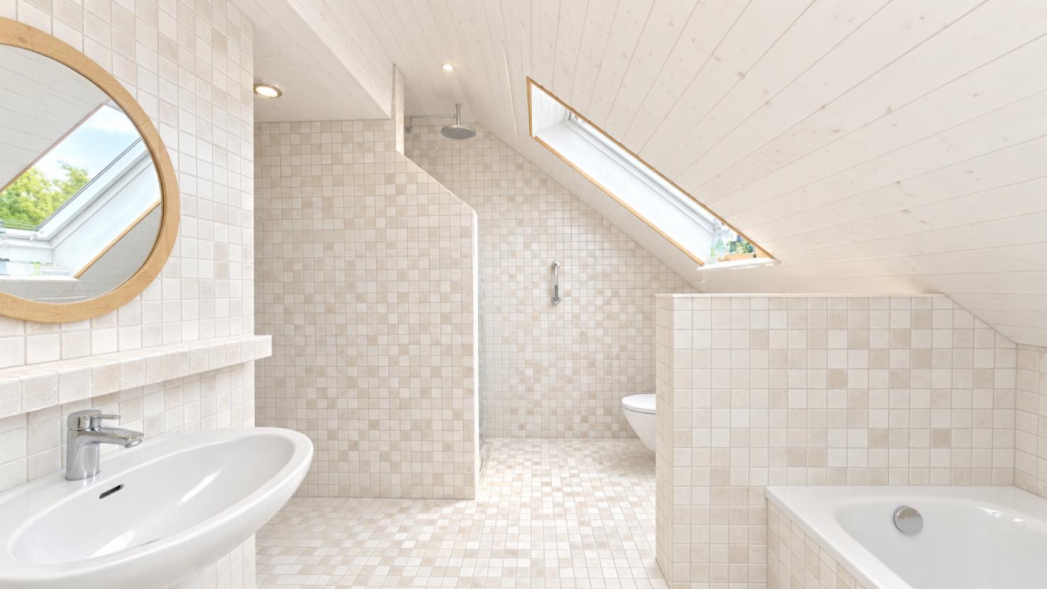 Helles minimalistisches Dachbad mit Skylights