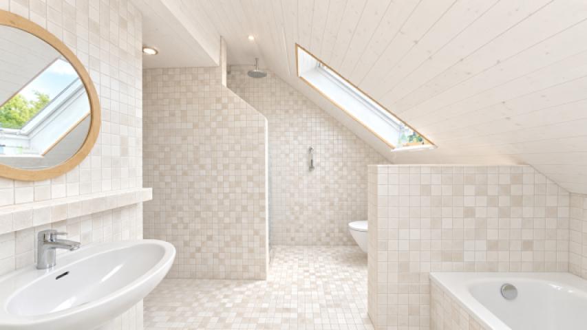 Helles minimalistisches Dachbad mit Skylights
