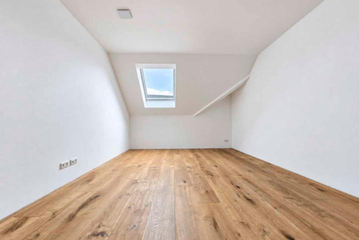 Zimmer mit Dachfenster - weiterer Blick