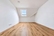 Zimmer mit Dachfenster - weiterer Blick
