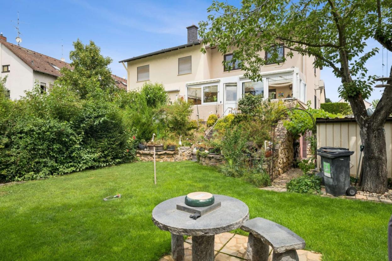 Garten mit Außenansicht