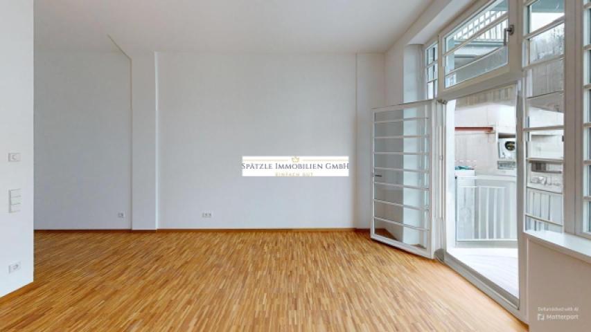 Wohnzimmer mit Zugang zum Balkon
