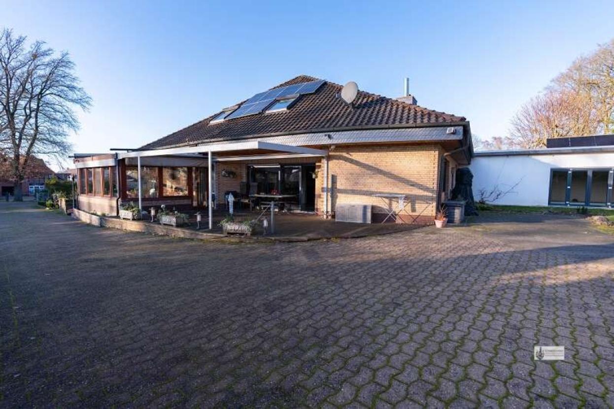 Wohngebäude Westseite mit Anbau Schwimmbad