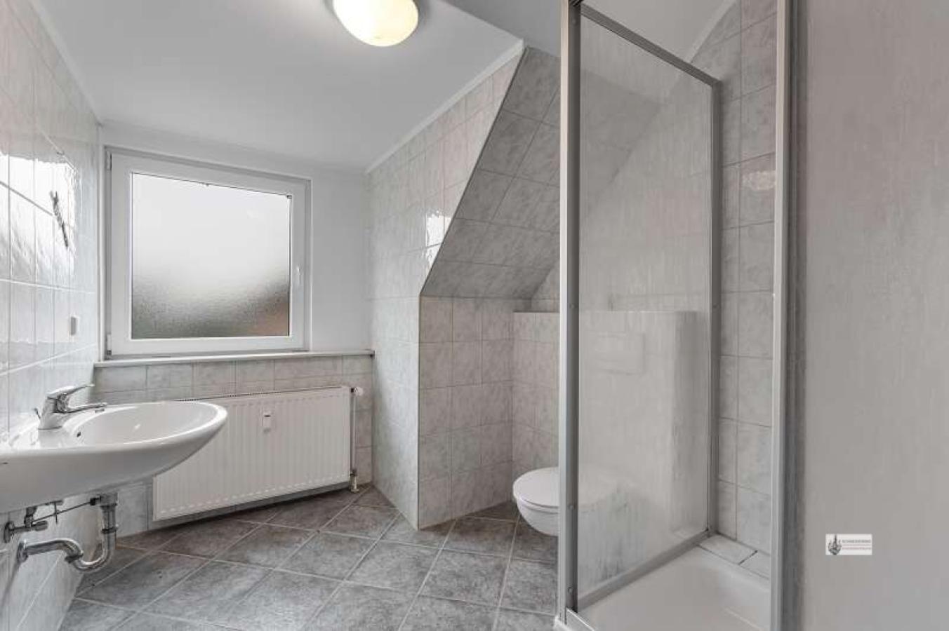 OG Badezimmer mit Dusche