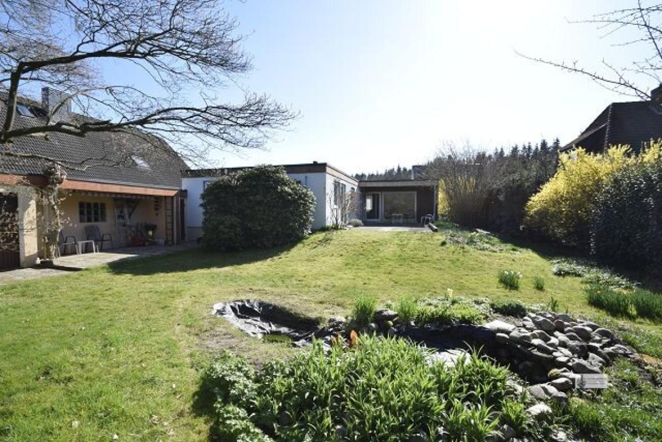 Blick aus dem Garten zum Haus