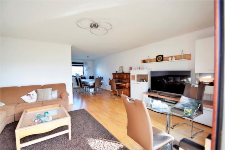 Blick in das Wohnzimmer mit Essbereich