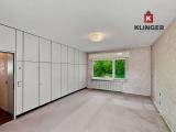 Schlafzimmer mit Einbauschränken und Zugang zum Außenbereich