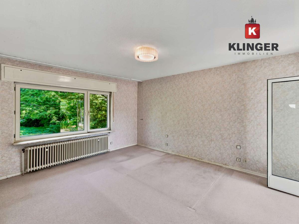 Schlafzimmer mit Einbauschränken und Zugang zum Außenbereich