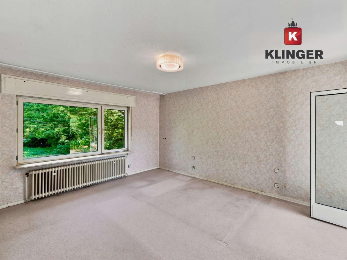 Schlafzimmer mit Einbauschränken und Zugang zum Außenbereich